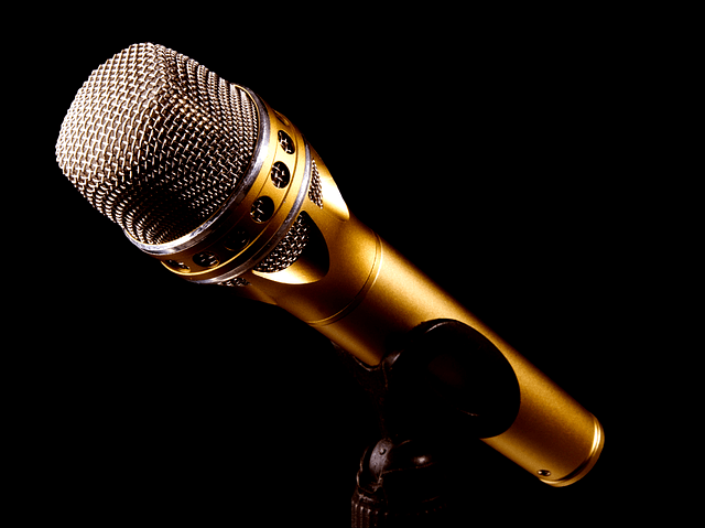 microphone-2763602-640